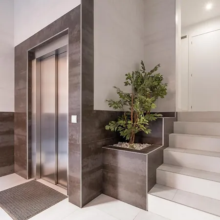 Spacious Clean & Colorful Quiet Zone 발렌시아