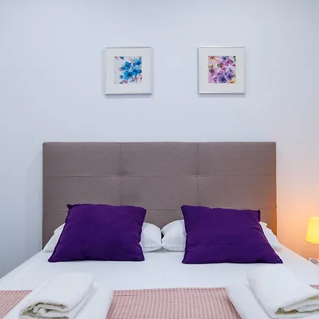 Spacious Clean & Colorful Quiet Zone Apartment