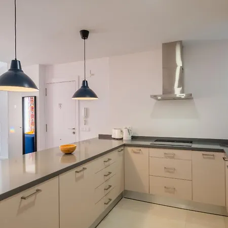 Apartment Spacious Clean & Colorful Quiet Zone *