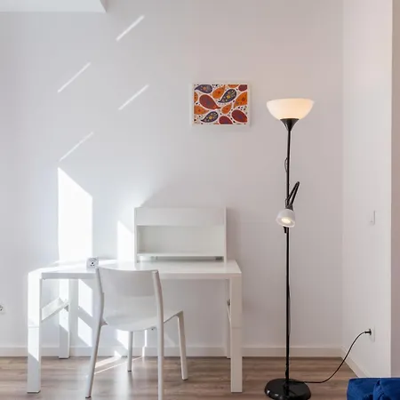 Spacious Clean & Colorful Quiet Zone Apartment