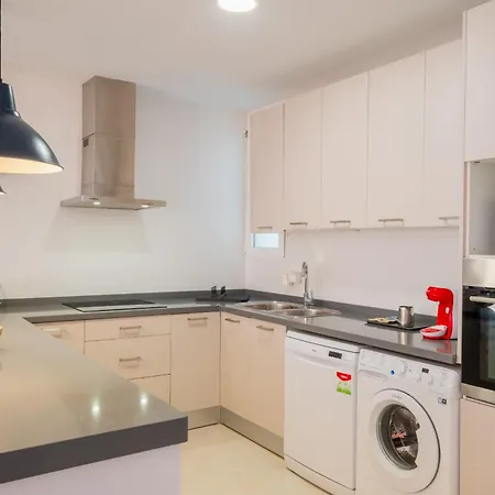 Spacious Clean & Colorful Quiet Zone Apartment *